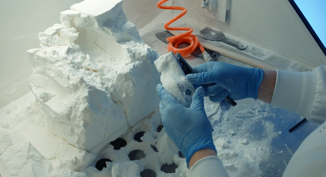 H350-Removal-of-Part-from-Powder